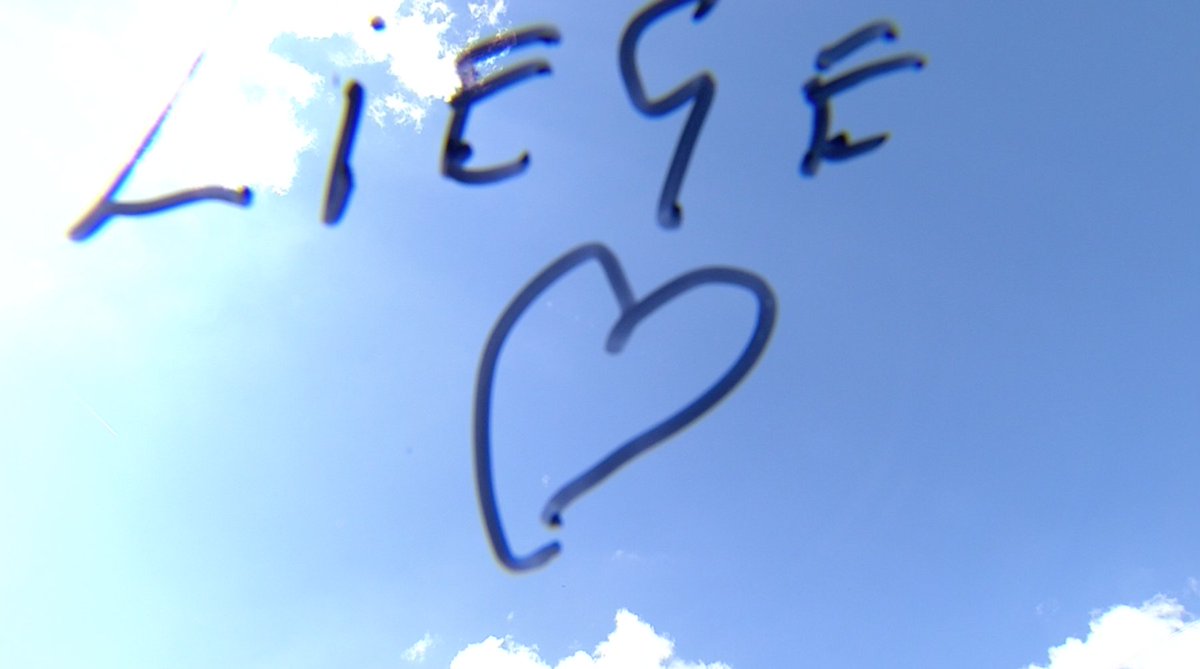 yohanroblin's tweet image. Après sa victoire contre Corentin Moutet, David Goffin n&apos;a pas signé la caméra, comme il le fait d&apos;habitude. Il a écrit &quot;#Liege ❤️&quot; en hommage aux victimes de l&apos;attentat d&apos;hier #RG18