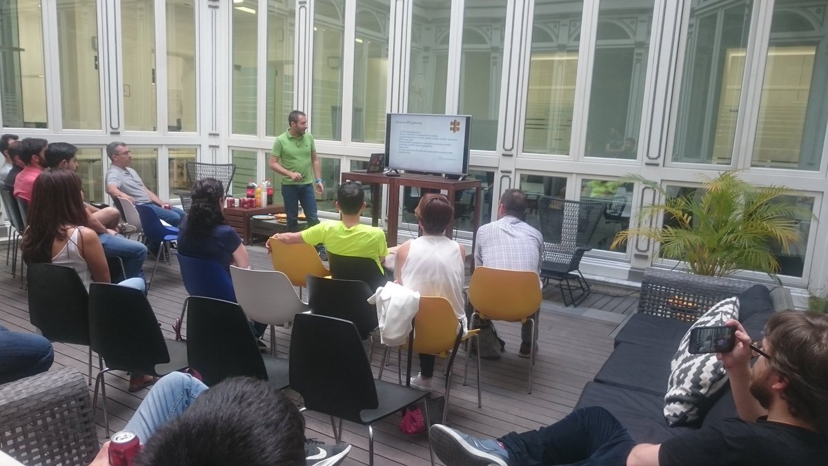 a_glezperez's tweet image. #awsmeetup going serverless the easy way using #zappa and #Lambda in #aws in @EburyLabs