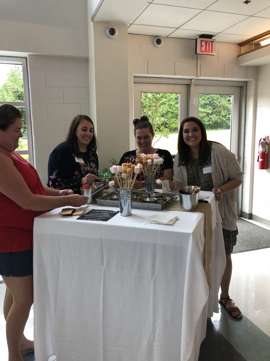 fancygrove's tweet photo. S’mores!! #FCPSsummit18 https://t.co/eEgntGURoJ