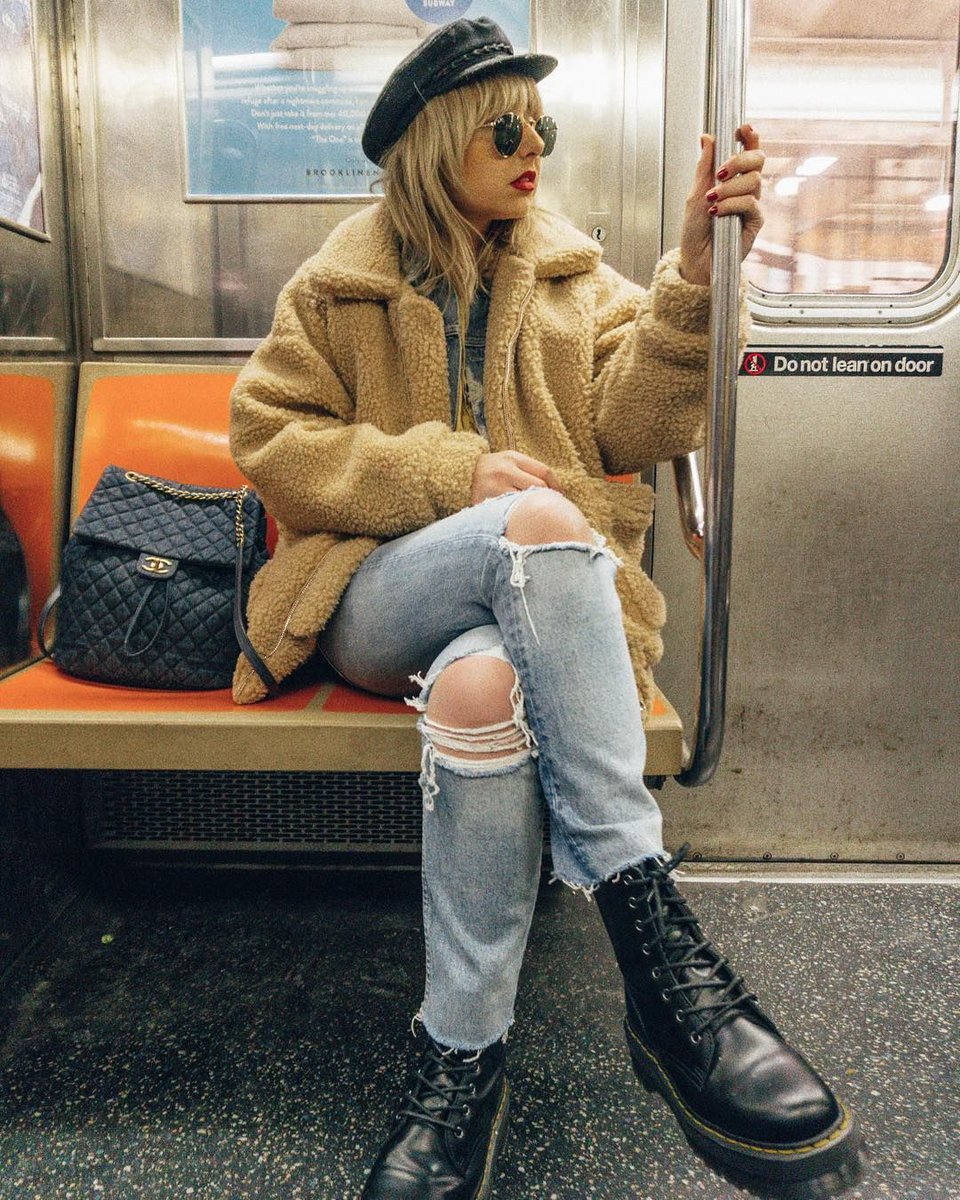 Need some #style inspiration? Check out fashion blogger <a href="/nicolealyse/">nicolealyse</a> and her page. Aside from having a unique and cool style, she is also a certified #girlbloss! She runs her own #vintage boutique called American Gypsy Vintage. Can you spot the #Chanel here?😍😍