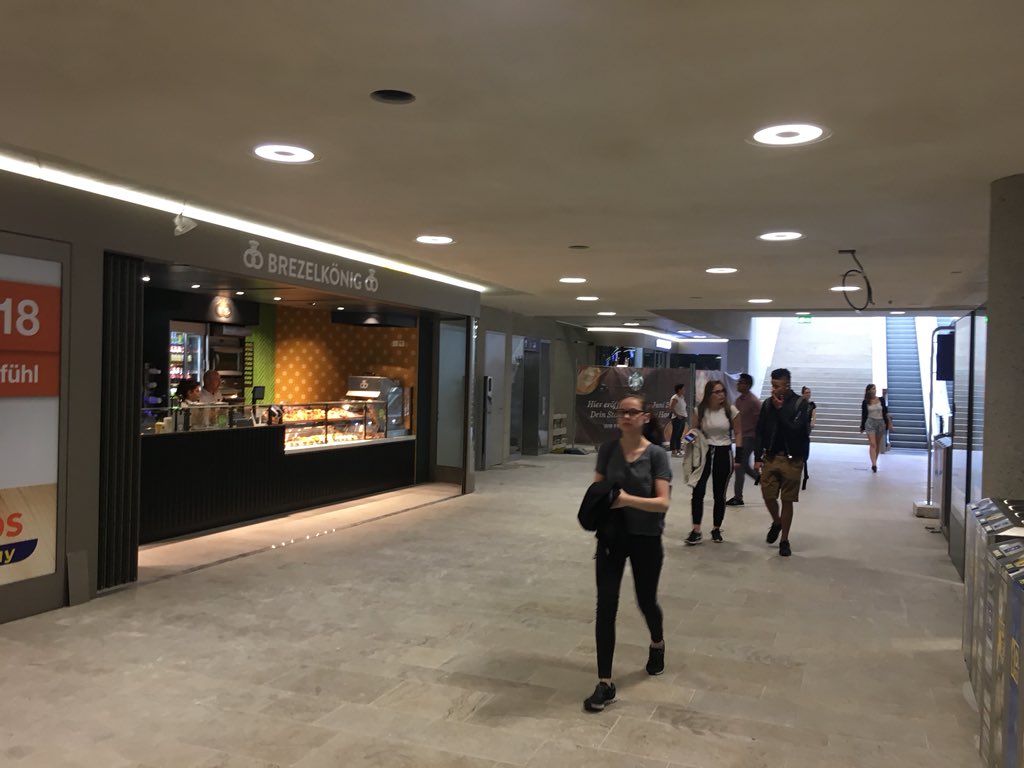 M_Streckeisen's tweet photo. In Riesenschritten gehts im neuen #Bahnhof #St.Gallen vorwärts! Die Unterführung wirkt gelungen und tolle Shops sind in Eröffnung. https://t.co/ukDSJLlA1a