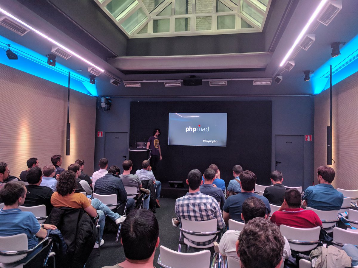 KarlosLupus's tweet image. @phpmad con @xocas__  viendo #asyncphp !