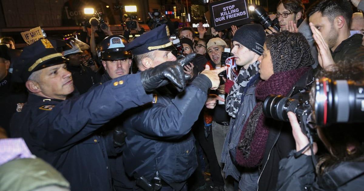 Roar_Insights's tweet photo. A.I. scans social media to predict when protests will turn violent https://t.co/EiTHlVYUTe #AI #ArtificialIntelligence #SocialMedia #TechForGood #TechForGoodUK https://t.co/0QD00nsmXr