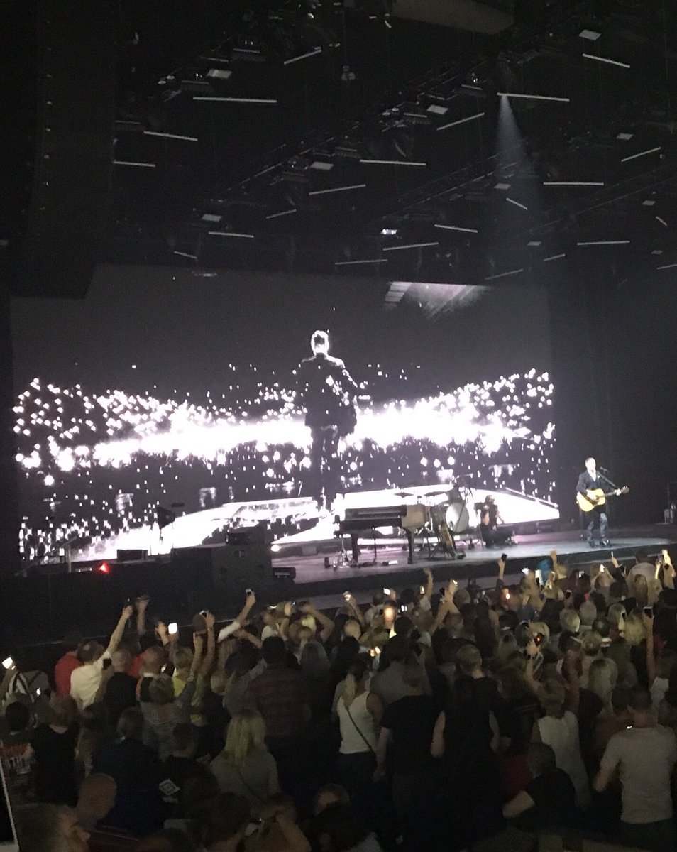 heather_tbt's tweet photo. @bryanadams what a “mighty” crowd Newcastle ! https://t.co/4uM0K4dpxY