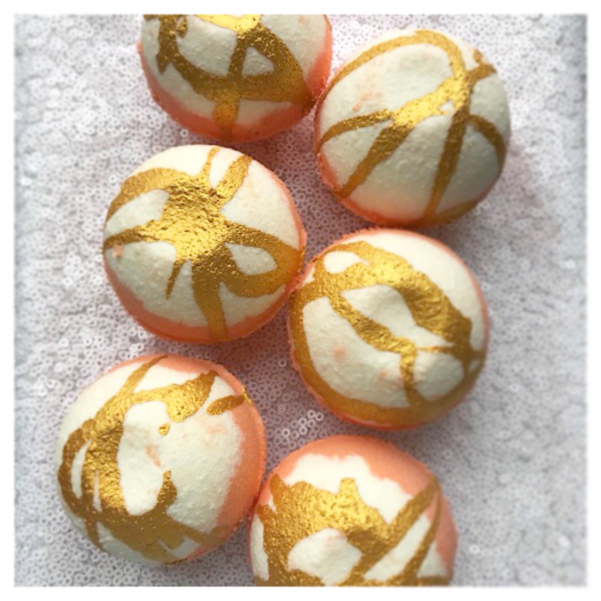 Hump day can only mean one thing... mid week fizzy?? 🥂 #anyexcuse
For a lovely mocktail relaxation, try these Buck’s Fizz bath bombs!