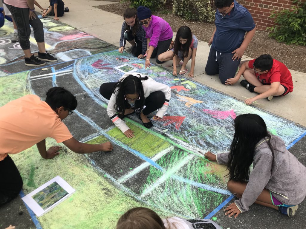 Mrs_Marotta_Art's tweet photo. 5th grade worked together today to recreate masterpieces on the playground! #starrynight #monetbridge #chalkart #sidewalkchalk #outdoorart @teamhillside https://t.co/NYcQ10o9Eb