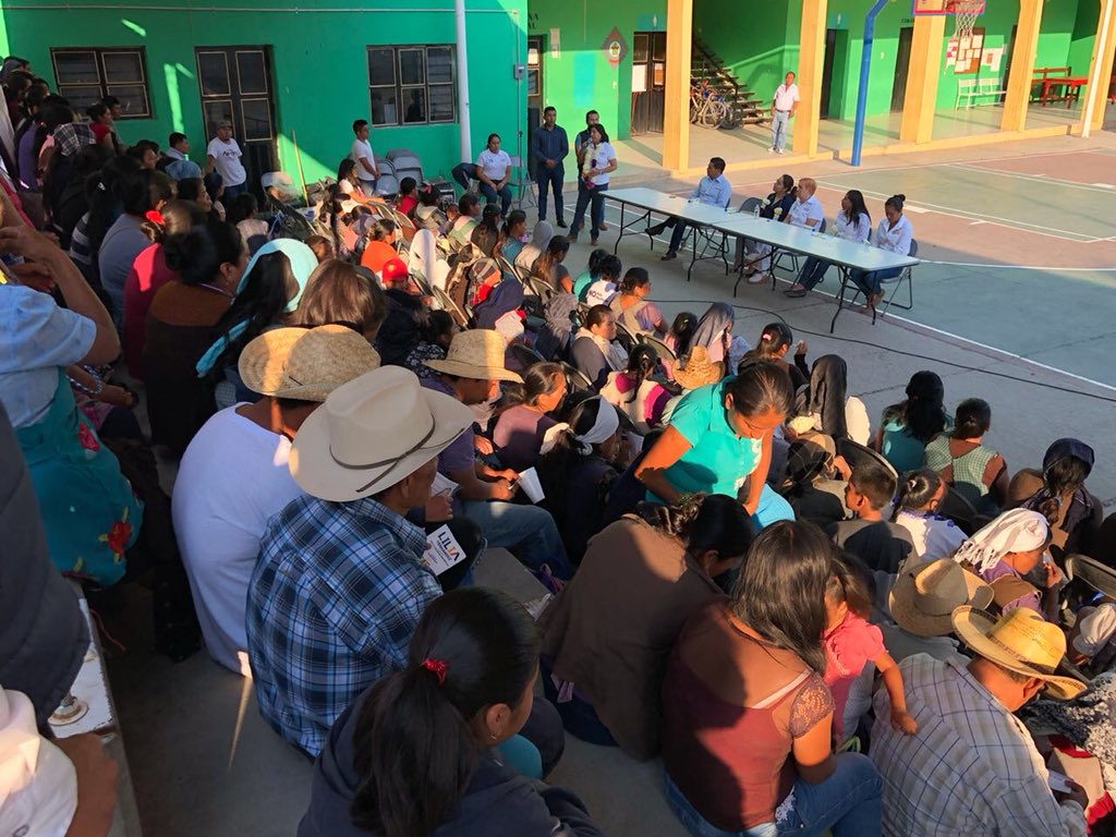 Ma_DeFatima's tweet photo. Cada día son más quienes se suman a este proyecto en el Distrito 04, la necesidad de un cambio inteligente se nota en nuestra gente y estamos cerca de lograrlo. #DeFrenteAlFuturo https://t.co/6mGGgmhreb