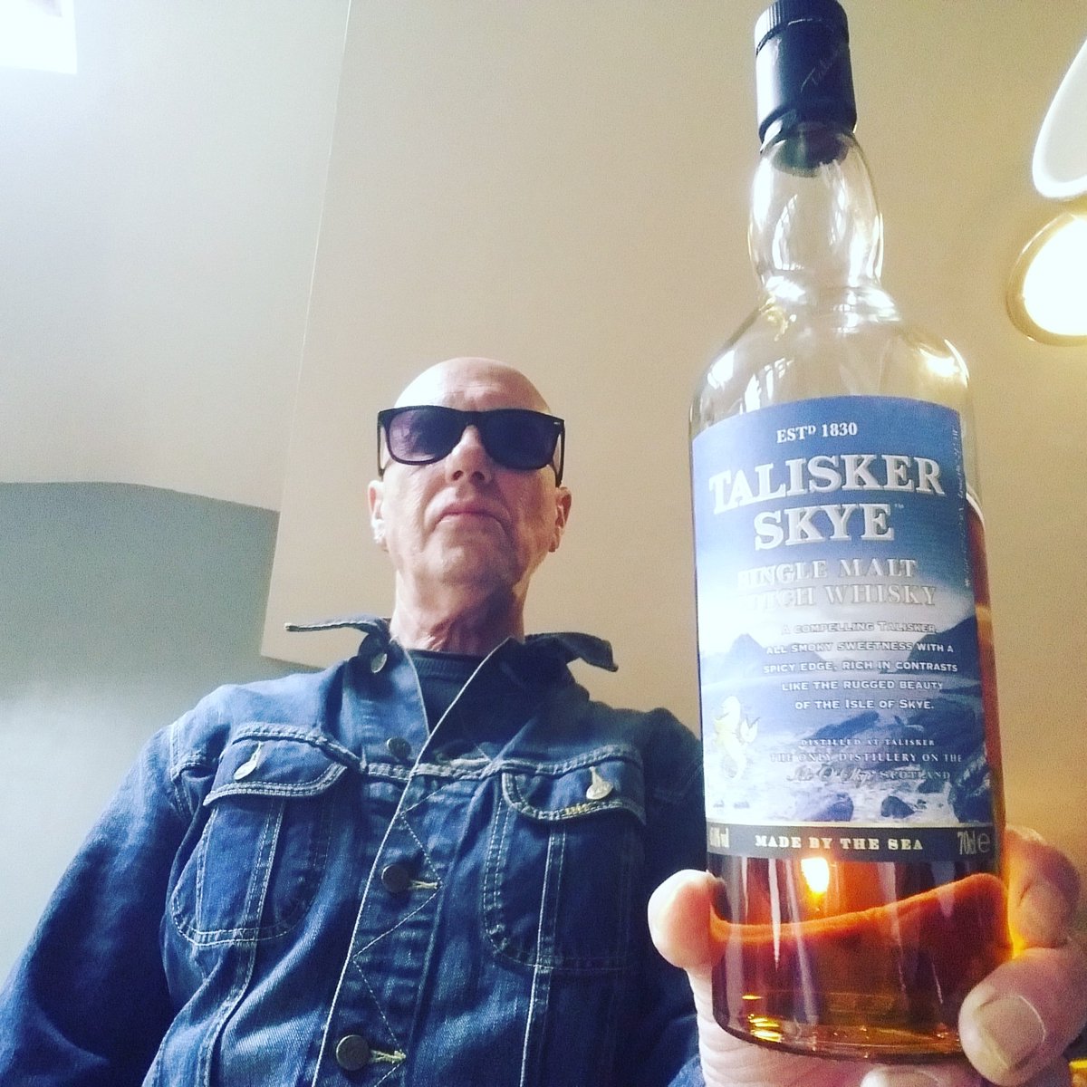 AlfredDubber's tweet photo. Love a Wednesday #scottish #opferclan #whiskeyjunkie #badass #rocknroll #whiskey #jacobite @tom_watson
@TaliskerWhisky
@dean_macd @rocknrollstar https://t.co/YHa7FEYo2N
