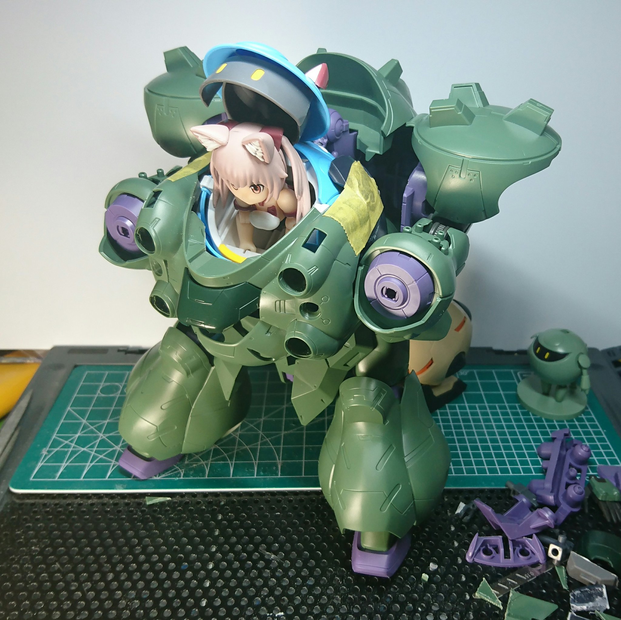 まぁまぁ零度 という訳で グシオンアーマー始めました 人型にするだけじゃ面白みがないので リベイクパーツで変型等を試行錯誤中 組み換えだけで色々遊べる1 100グシオンは名キットですね 写真は 四脚モード 仮 デスクトップアーミー ガンプラ