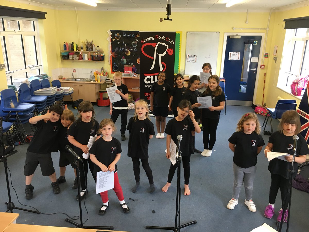 We hope everyone’s enjoying their half term.
Here’s a pic from last weeks #SRC class <a href="/bellfarmschool/">Bell Farm</a>, great singing team!! 🎤🎤🎤@HershamHub #hersham #Singing #confidence