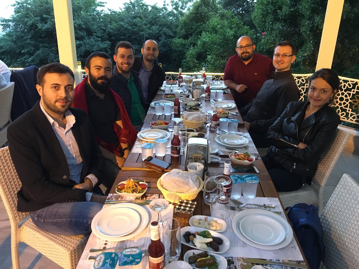 UnifyTurkiye's tweet photo. 3. Geleneksel İftar Yemeğindeyiz. Herkese afiyet olsun. #unifytr https://t.co/ql6BCCo3cr