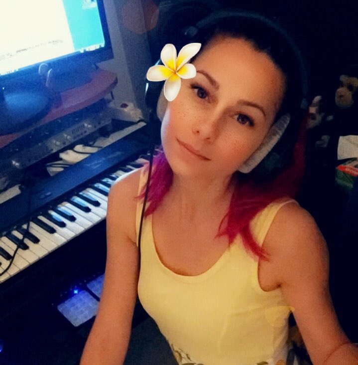 ErikadeBonis's tweet image. Work can be fun! 💞 
•
• 
#MeAtWork #ILoveMyJob #FunAtWork
#Writing #Songs #RecordingStudio #Erika #ErikadeBonis #SnapchatFx #Snapchat #Beyerdynamic