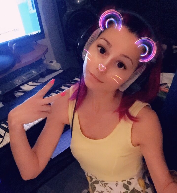 ErikadeBonis's tweet image. Work can be fun! 💞 
•
• 
#MeAtWork #ILoveMyJob #FunAtWork
#Writing #Songs #RecordingStudio #Erika #ErikadeBonis #SnapchatFx #Snapchat #Beyerdynamic