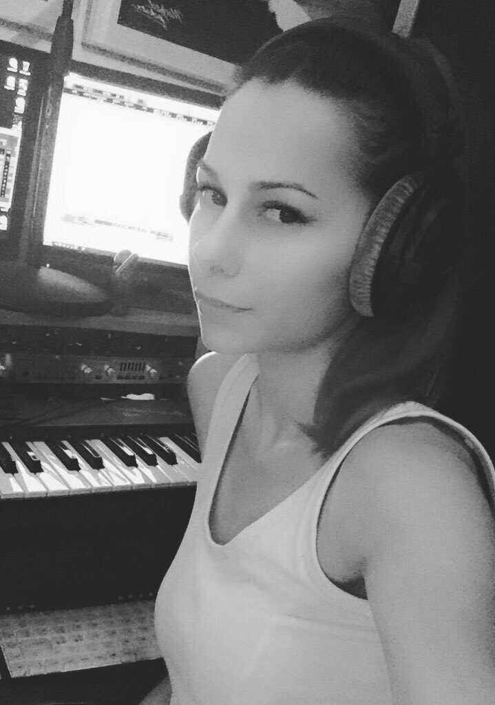 ErikadeBonis's tweet image. Work can be fun! 💞 
•
• 
#MeAtWork #ILoveMyJob #FunAtWork
#Writing #Songs #RecordingStudio #Erika #ErikadeBonis #SnapchatFx #Snapchat #Beyerdynamic