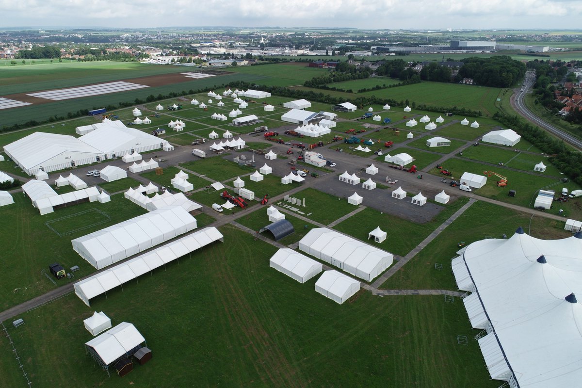 La progression du montage au jour le jour. Photos prises ce matin (intérieur du chapiteau élevage + extérieur). #tef #agriculture
