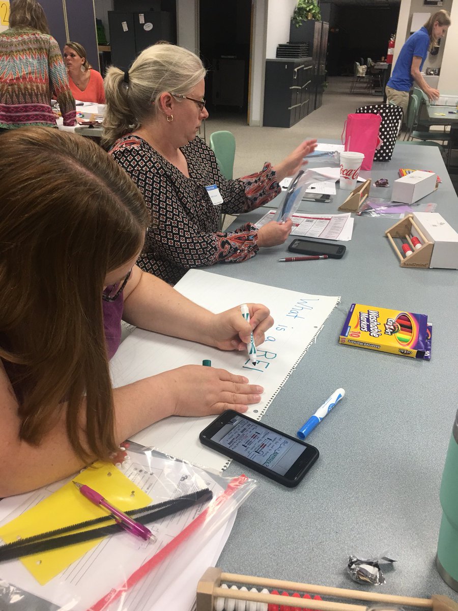 vwitt's tweet photo. Anchor Chart making, in Rek-en-rek session! #FCPSsummit18 https://t.co/cENm6ywPHd