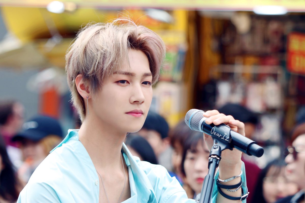IZ_DearIZ's tweet photo. 180507 아이즈밴드 신촌역 버스킹
IZ 아이즈 현준
보고싶으니깐 보고싶을때마다 업로드. 햇살아래 청량한 현준씨.
@official__IZ #아이즈 #IZ #아이즈밴드 #현준 #HYUNJUN #kpopidol #angel #엔젤 #DearIZ #잘생김주의 #잘생겼다 #기타_현준 #아이즈리더 #보고싶어 #신촌 #버스킹 https://t.co/eivuyPDlVe