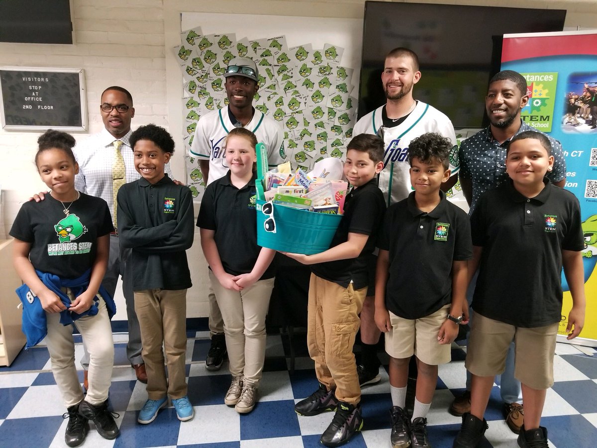 MsFasciocco's tweet photo. Thank you @GoYardGoats for coming to read to us today!! 📖❤️⚾️ @MrRichT1P @kzotti535 @BSTEMhartford https://t.co/5twXjXafxb
