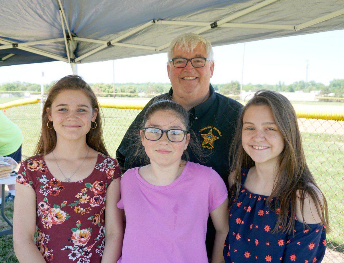 mcohiosheriff's tweet image. Last week we visited Esther Dennis with our partners from Agora Realty Group to host our annual Gold Star Cookout!  Our STAR kids are rewarded for their STAR behavior they show year-round. #CookOut #STARBehavior #Fun