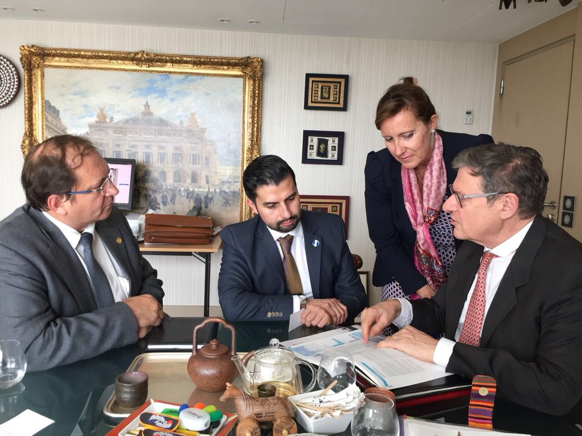 El Vicecanciller Jairo Estrada <a href="/MinexGt/">MINEX Guatemala 🇬🇹</a> se reunió el día de hoy con el Sr. Stève Gentili, Presidente del Foro Francófono de Negocios y del banco <a href="/BRED_BP/">BRED BanquePopulaire</a> para proyectar el intercambio comercial y de inversión con Guatemala. <a href="/FoFrAffaires/">Forum Francophone des Affaires</a> 🇬🇹🇫🇷