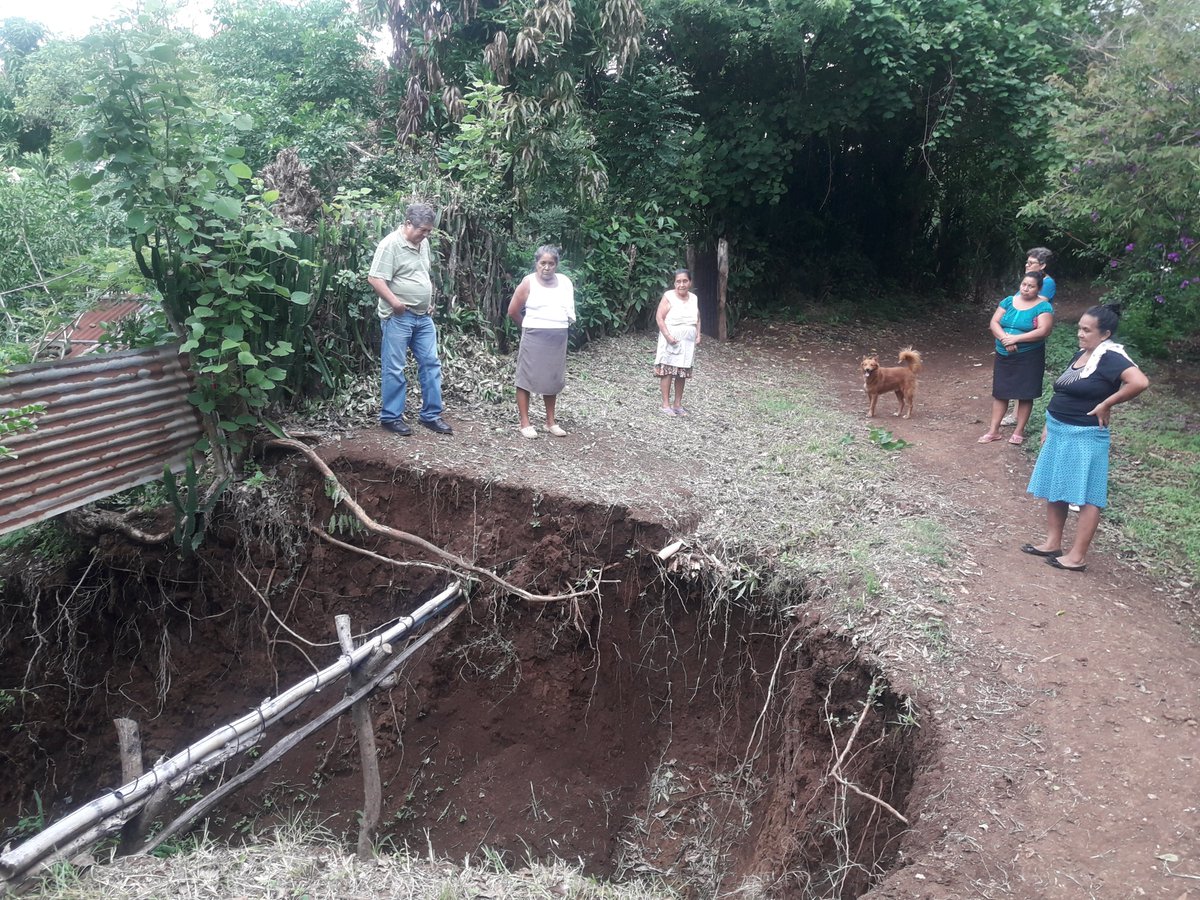 Gobernador Juan Sanchez en Cantón Los Magueyes, Ahuachapán . Inspección de problema de vulnerabilidad en la zona #Gobernaciontrabajando