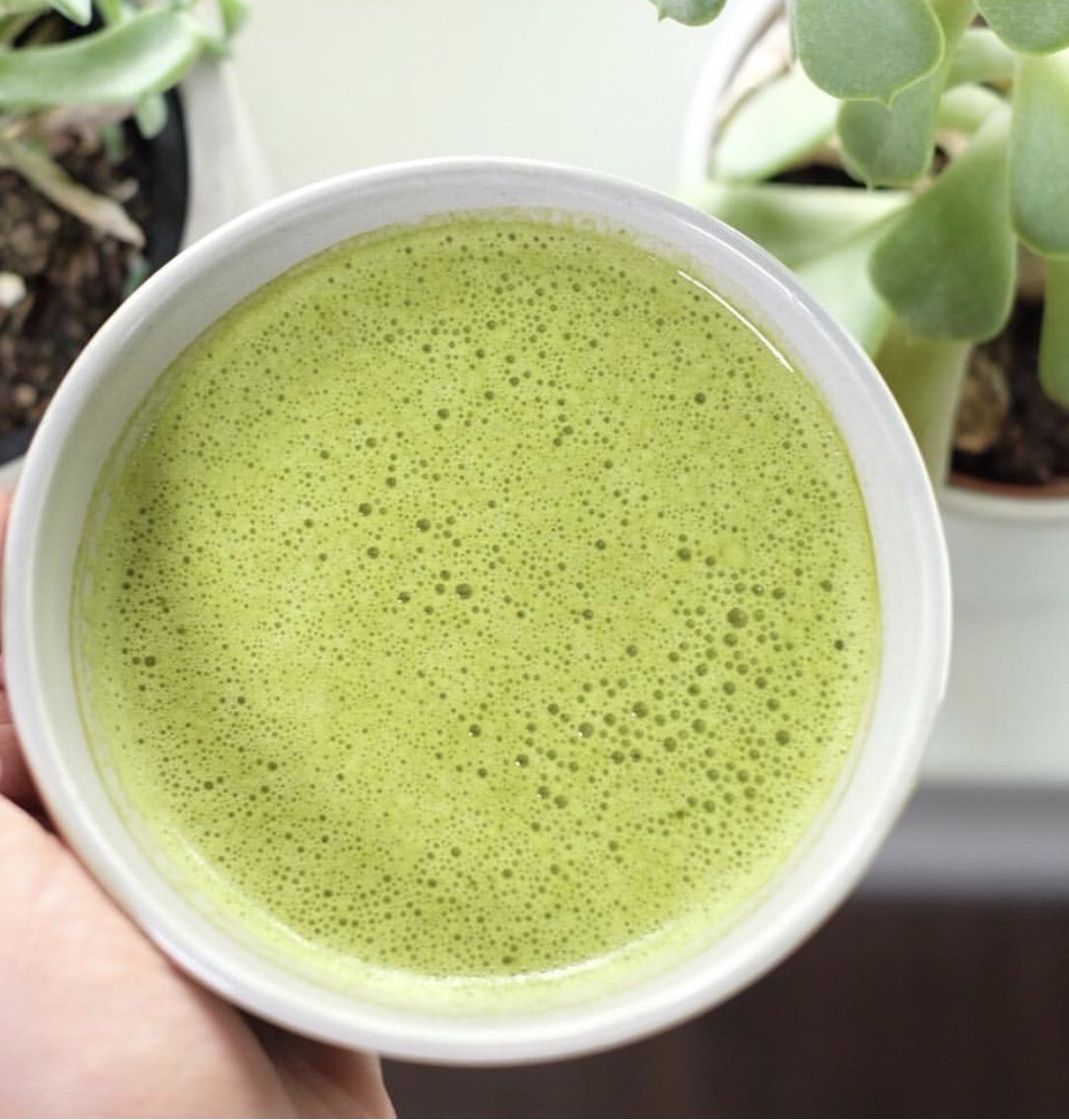 venicebrands's tweet photo. We love this recipe from @realsimplegood
*
Matcha and Bone Broth
* 
@osso_good_bones Chicken Bone Broth
@mizubateaco matcha
@nutiva MCT oil
*
Heat bone broth.  Add to blender along with matcha and MCT oil. Pour, Sip, Enjoy! https://t.co/L4UFVxV1Mw