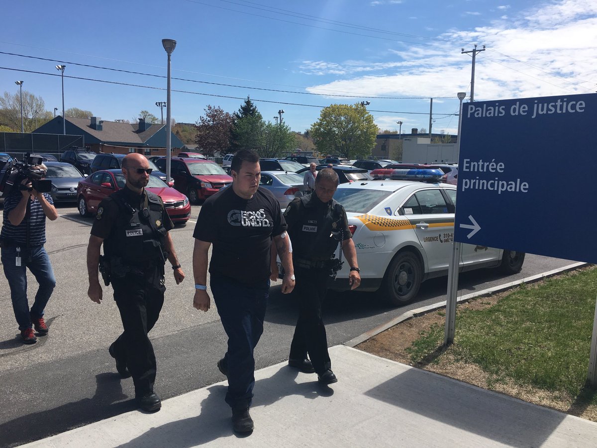 Arrivé au palais de justice de Rimouski du jeune homme de 20 ans arrêté à la suite de l’accident mortel mardi à St-Simon #icibsl