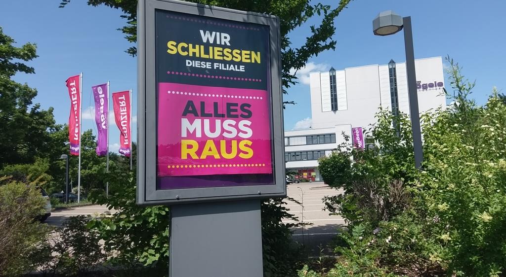 WFS_Sigmaringen's tweet photo. #Vögele macht in #Sigmaringen nicht dicht! Sie wurde vom Konzern Victory &amp; Dreams Holding aus den Niederlanden gekauft. Es entsteht ein neues Label: #Millerandmonroe In der KW 38 soll die #Umwandlung erfolgen, bis dahin können Kunden von den #Angeboten (wie im Banner) profitieren https://t.co/BGrSOlACoW