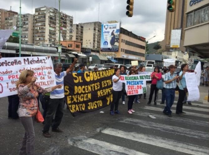 JAVIERBERTUCCI's tweet photo. Hoy los maestros protestan en Carabobo porque la plata no les rinde, tienen hambre tanto el educador como el estudiante, sumado a las precarias condiciones que tienen los planteles actualmente, debemos encontrarle una pronta solución a la crisis que enfrentan los docentes. https://t.co/NZoapLwzlZ