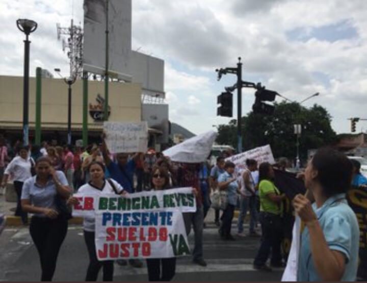 JAVIERBERTUCCI's tweet photo. Hoy los maestros protestan en Carabobo porque la plata no les rinde, tienen hambre tanto el educador como el estudiante, sumado a las precarias condiciones que tienen los planteles actualmente, debemos encontrarle una pronta solución a la crisis que enfrentan los docentes. https://t.co/NZoapLwzlZ