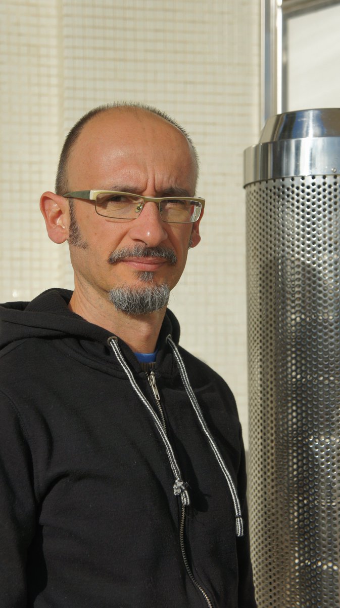 robotme_es's tweet photo. Os presentamos a Oscar Belmonte, @oscarbelmon. Doctor en Física por 
@UV_EG y profesor e investigador en @UJI_noticias. Acercar la ciencia a la sociedad de forma sencilla y comunicar las máquinas entre sí, son algunas de sus pasiones. Conoce al equipo➡️ https://t.co/qq7alUx7Dm https://t.co/UyH2UfqqS0