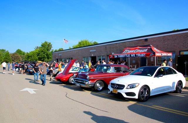 WCSDProud's tweet photo. Coffee and Cars returned to @ThomasTitans this morning, bringing alumni and current students and staff out into the morning sun to chat over powdered doughnuts and power engines. #GTOs #Vipers #VWbugs #antiquefireengines #SWAT https://t.co/FJgbM2drFQ