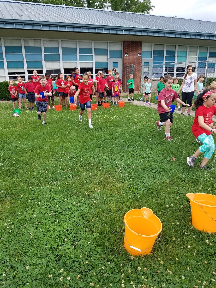 mrsherberger's tweet photo. #fieldday was a huge success at @GreathouseElem even though the weather did not cooperate! Our #ghlionpride was in full effect during our games! #ilovemyjob #JCPS2018 #WeAreJCPS #Area4success @GHPrincipal @greathouseAP @GCC_Greathouse @AssistSupArea4 https://t.co/2IiPFsIotY