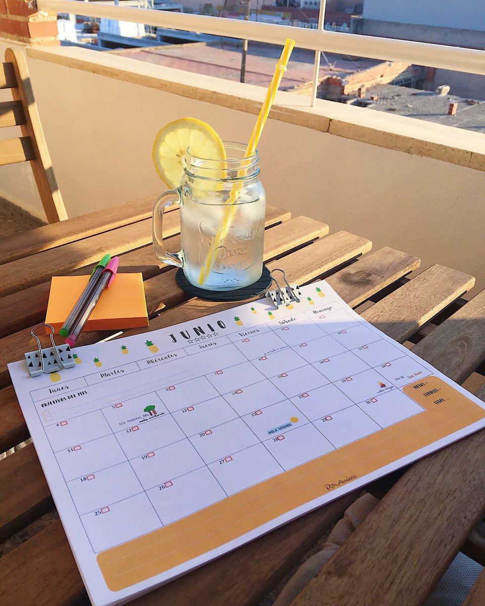 pimaniaca_'s tweet photo. Gustazo es salir de currar y que todavía haya solecito ☀️. Estamos a un día de cambiar la hoja del calendario y nosotras ya estamos apuntando y organizando todo el mes de junio. 
A priori, se prevé un mes lleno de planes en terracitas, cervecitas varias y tardeo 😁 https://t.co/SAuU4I5ism