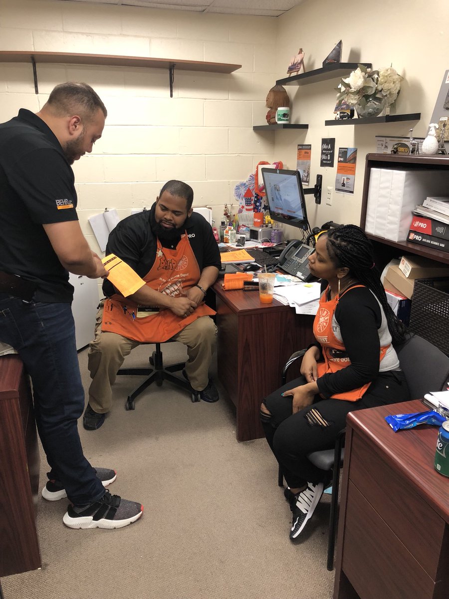 timbehr98's tweet photo. GREAT TEAMWORK #HD910!!! PPSSS Joel consistently partners with D42&amp;24 to maximize #ProPaint opportunities. Thanks to Mike, Ruth, Liz, David &amp; Sonila for the time today looking to #FindKnowGrow. @TD4theWin @jtrievespro @santim209 @AdamStevison @anandsingh1210 https://t.co/USYUcugo35