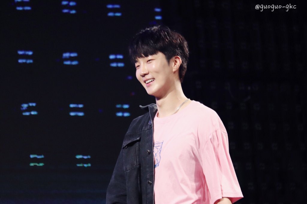 HOONinthePINK's tweet photo. Another day, another winner uni festival, and another Hoon in Pink. 

#WINNER 
#위너
#HOONY 
#LEESEUNGHOON 
#WINNER_EVERYD4Y 
#이승훈 https://t.co/6tBjJnBiYB
