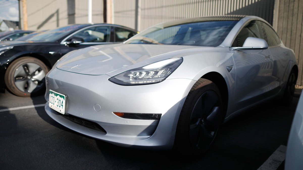 CP24's tweet photo. Consumer Reports recommends 'buy' for Tesla Model 3 https://t.co/KSnCPplxw6 https://t.co/Yscw8vXwoa