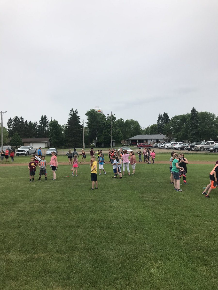 PPStudentCo's tweet photo. Varsity track students helped out with the elementary track and field day today! https://t.co/8qT676TSlB