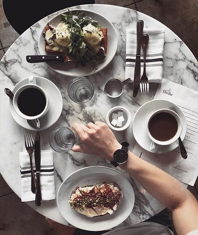 We’re midway to the weekend and that means midway to weekend brunch! 📸: @sarunadee ift.tt/2J02CJn