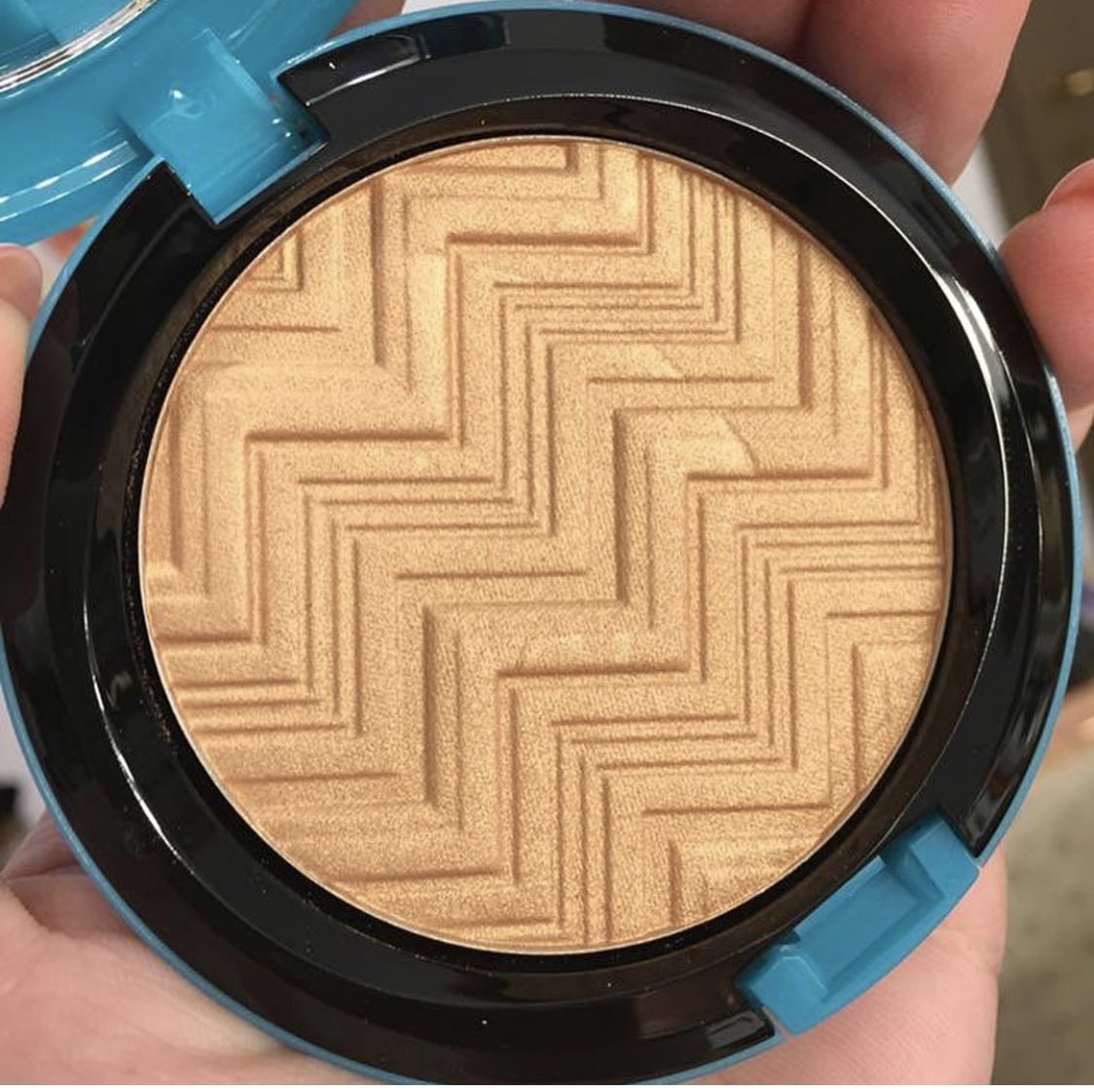 Trendmood's tweet photo. First LπK πβ¨ππ¨ The #Highlighter !!! From #Round3 π @maccosmetics x @patrickstarrr π΄βοΈπ#MACPATRICKSTARRR
#DivaFeva #Summer2018 The #Collection also includes:
A #Bronzer
An #EyeshadowPalette
2 #Glosses
Online β‘οΈ JUNE 4TH πΈ @ChicProfile https://t.co/4J68dEdn7b