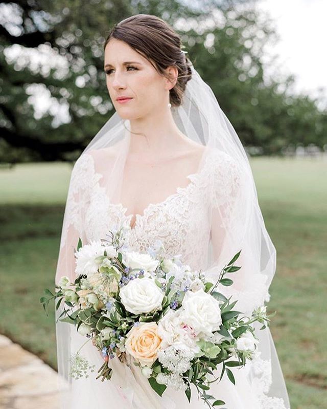 Can we talk a moment to appreciate how breathtaking this #stardustbride is?! 😍 ift.tt/2J4K62N