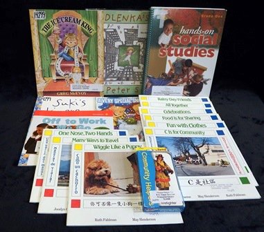TLDSBresources's tweet photo. What's a community? https://t.co/Vy1Nv9nAEQ  What's going on in your neighbourhood?  These resources are aimed at Community helpers. #tldsblearns https://t.co/2PM03lHmqU