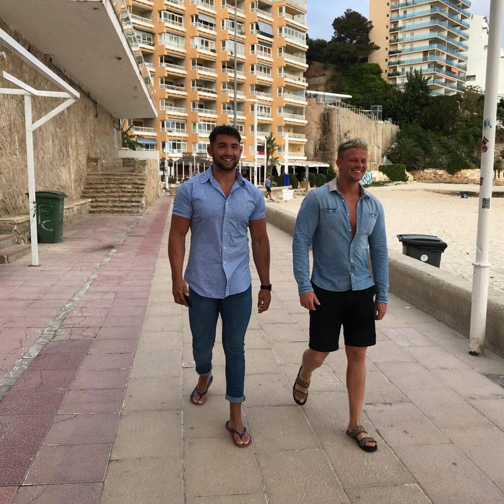 Where's the women at 😉 #teeth&amp;tans <a href="/Josephmacquade/">Joseph MacQuade</a> @JonCaswell_x