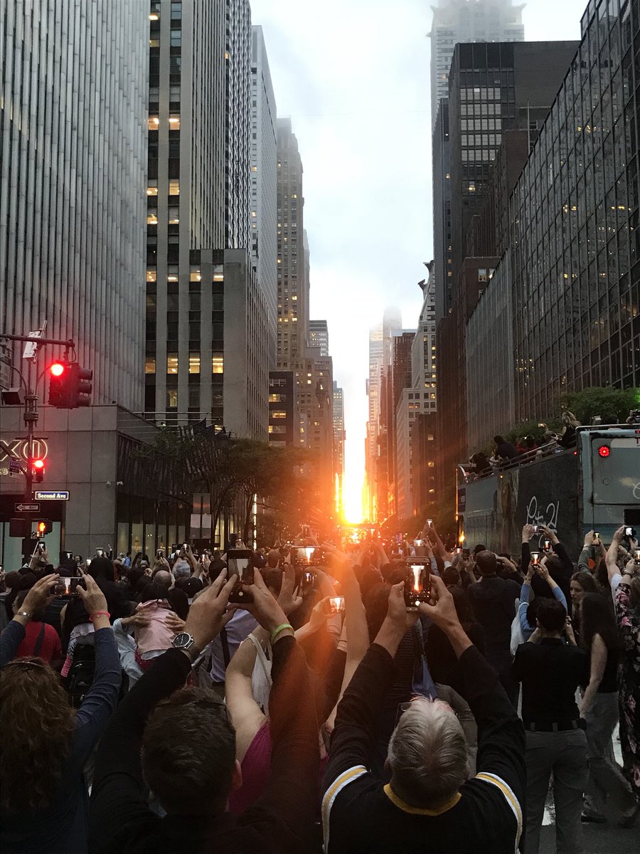 DanMannarino's tweet photo. #Manhattanhenge - a New York moment. https://t.co/Jw5LjjngyJ