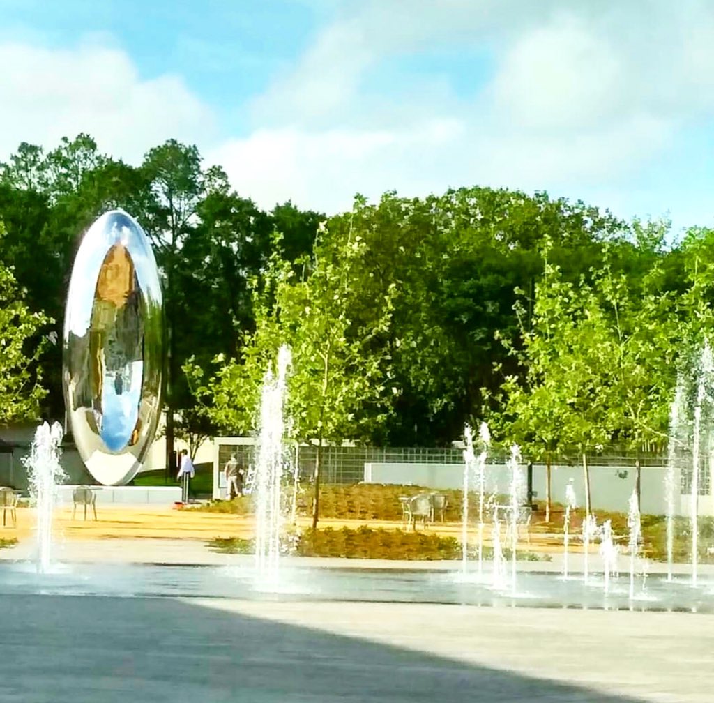 VisitHouston's tweet photo. @ChooseChicago Hey, friend - long time no tweet! Our bean is more of a nature-lover, so it’s taking in the views and appreciating its new home at @MFAH. ❤️ P.S. Never heard a bean sing gospel - plz send a vid. #BattleOfTheBeans https://t.co/8H67L8B85T
