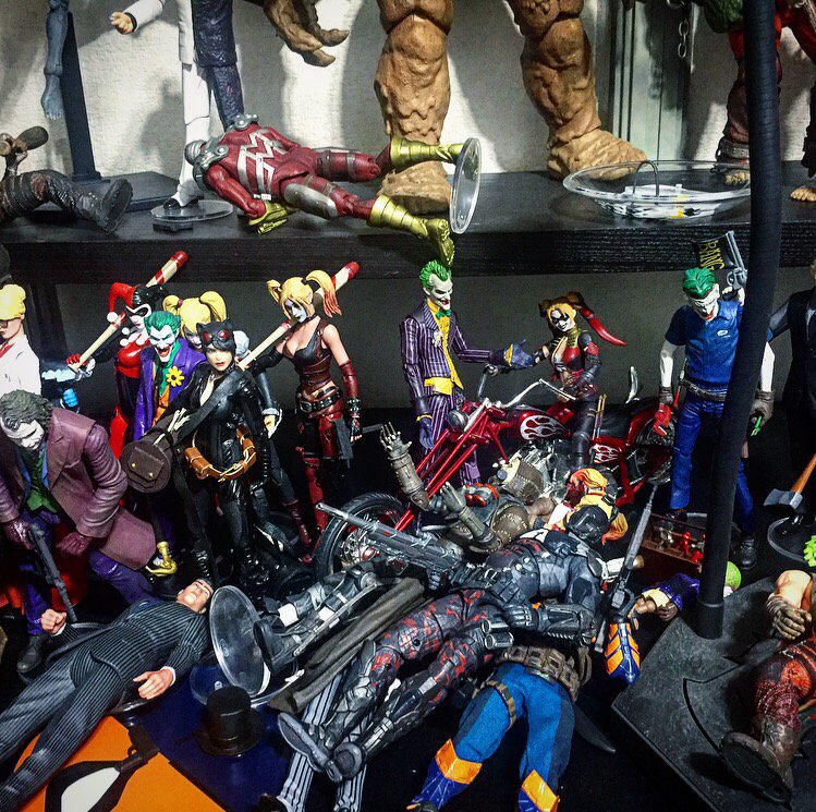 ট ইট র Tomoy Batmanｵﾀｸのwebｸﾘｴｲﾀｰ フィギュア写真撮るのに集中すると ディスプレイ棚はすぐこうなる これなら棚に飾らず収納したほうがいいかなぁ なんかいい方法ないかな 撮影後すぐに整理しろって話だが フィギュア撮影あるある アメトイ