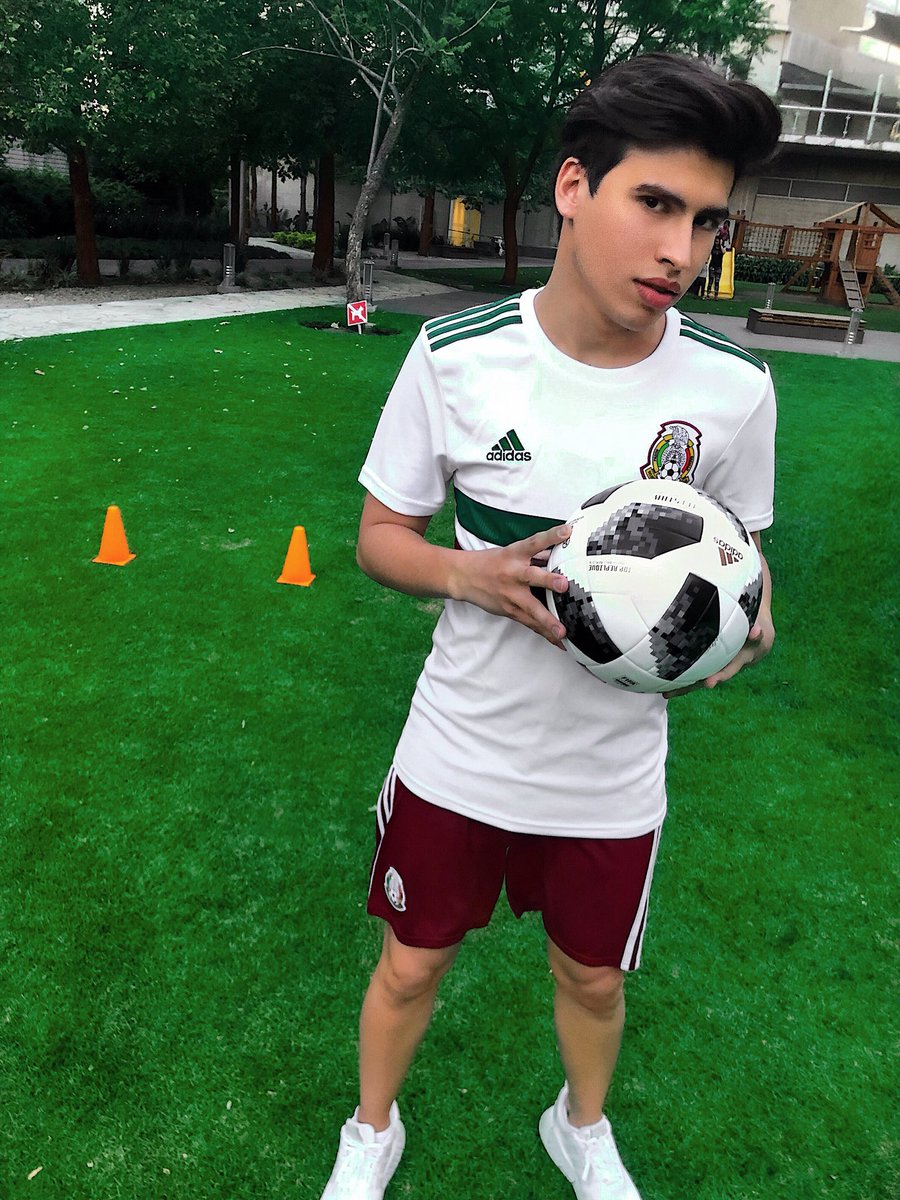 ladivaza's tweet photo. ¿Jugamos? ⚽️💚

#MTVLAICONOLADIVAZA
#MTVLAROSLADIVAZA
#PremiosMTVMIAW https://t.co/AkeyHVqWDt