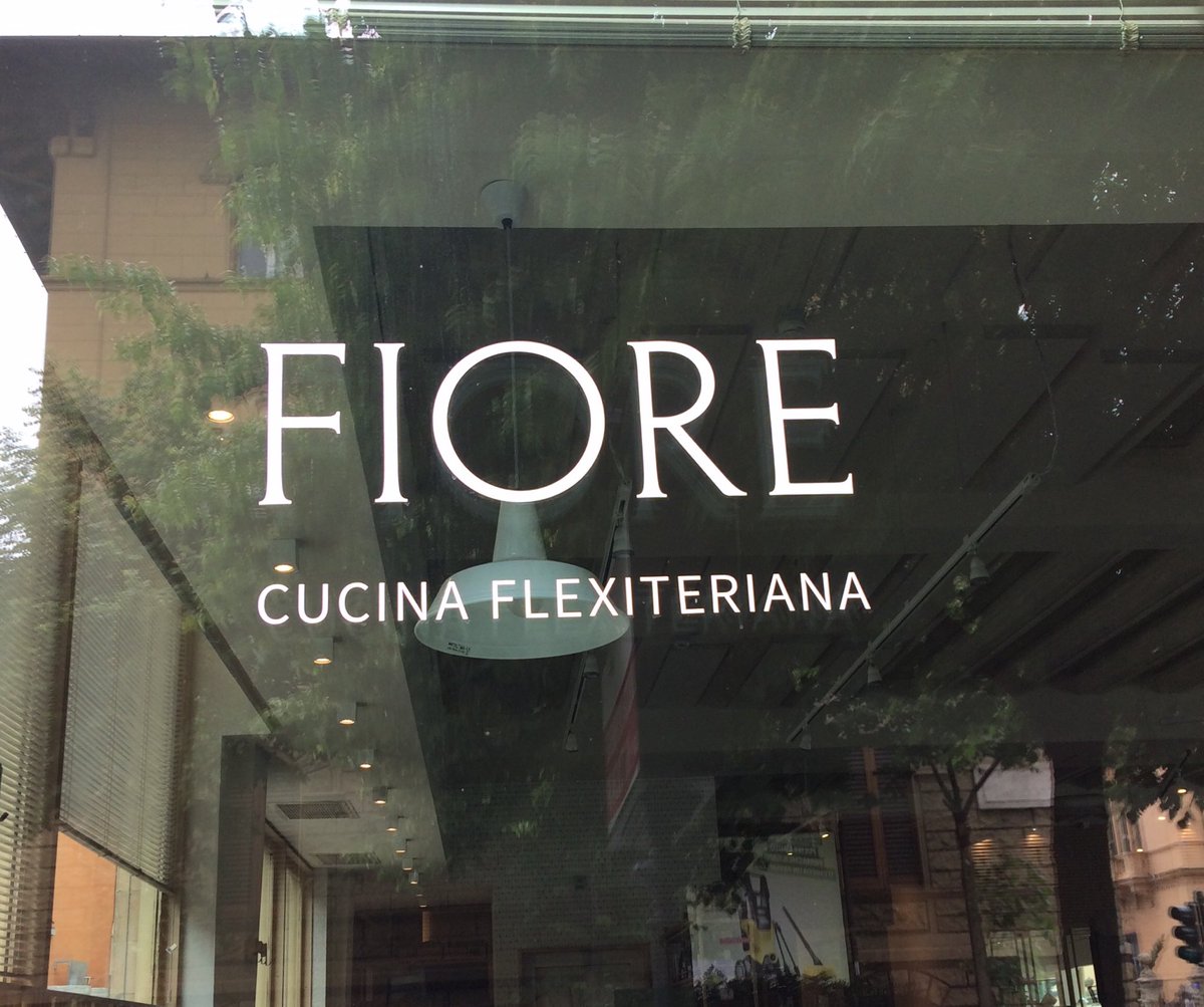 crociangelini's tweet photo. Ero in #cercaDi un posto per un pasto e mi sono imbattuta in questa insegna. Conosco la cucina vegetariana, vegana, fruttariana ma della flexiteriana non sapevo nulla. E voi?
#unTemaAlGiorno https://t.co/VvXKCZkOcp