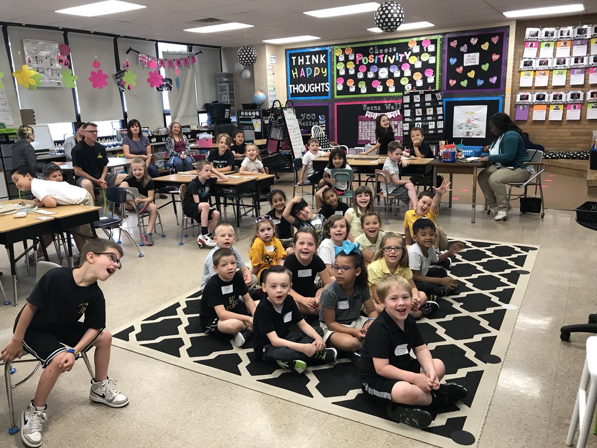 positivelyttown's tweet photo. It’s double the fun when students from the @Kacademy123 come for a visit 🚌 Such a great day spending the morning with our future Tinicum scholars! 💖🍎📓 #almostfirstgraders #ISDstudentsdeserveit @TinicumSchool https://t.co/lU8W0hafPu