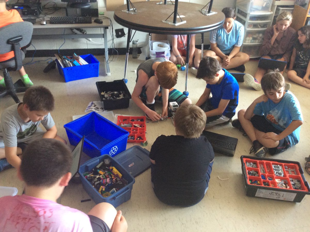 ReynoldsTeach's tweet image. Maker Buddies are full on solving the sixth extinction with their designs! Don't worry world we got this! #tldsbcode #tldsbmakers @JackCallaghanPS @mschislett #tldsblearns #makered #makerspace